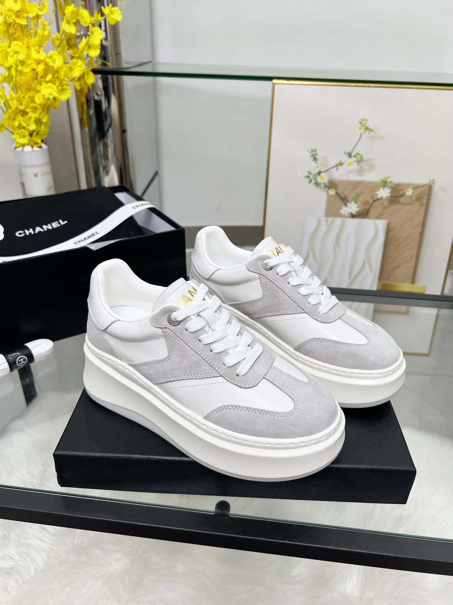 👟👟Ex-factory price 480👟👟 CHANEL 25C spring and summer new sports shoes official website is available at the same time ❤️ Counter out-of-stock kings. Major bloggers are recommending new styles on social days. This season’s new styles are simply eye-catching and look great on the feet. The casual casual sports style is refreshing and natural, interpreting Chanel’s fashionable femininity. The overall customization makes all sports models on the market at that time obsolete. This series is now available for sale! The upper is made of custom imported pebbled calf leather ➕ custom frosted calf leather. The lining is made of original one-to-one professionally customized mesh. Hardware accessories. Original full set of molds (not common in the market). Original custom molded TPU combination outsole. Height 4 cm. Women's size 35-39.